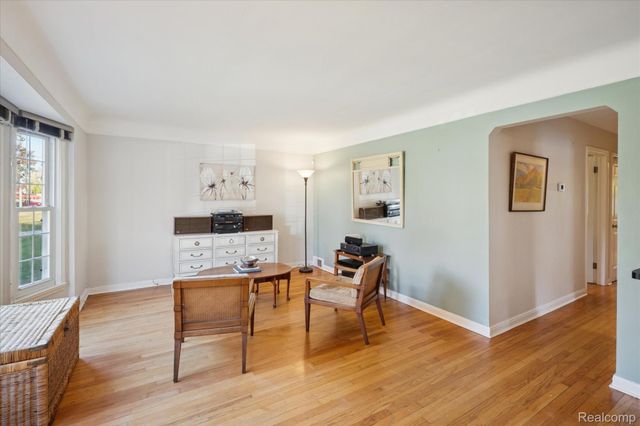 24700 Westhampton Street, Oak Park, MI 48237