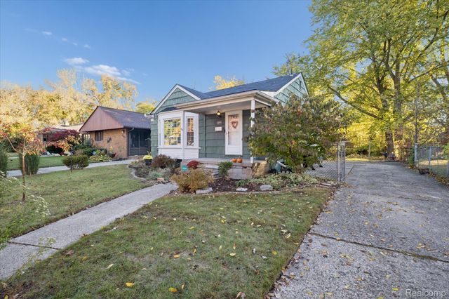 24700 Westhampton Street, Oak Park, MI 48237