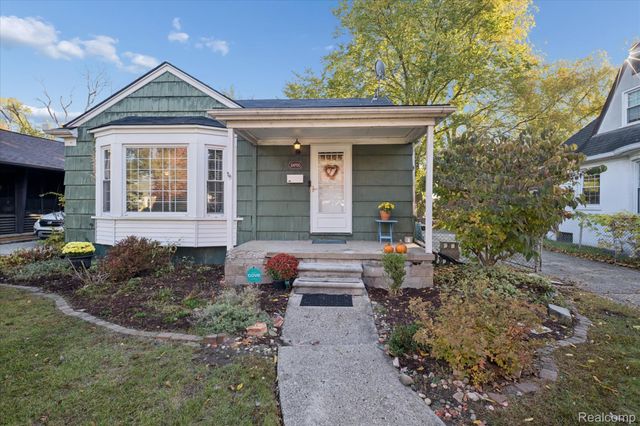 24700 Westhampton Street, Oak Park, MI 48237