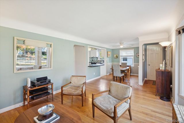 24700 Westhampton Street, Oak Park, MI 48237