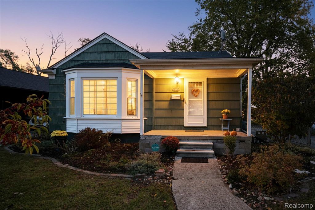 24700 Westhampton Street, Oak Park, MI 48237