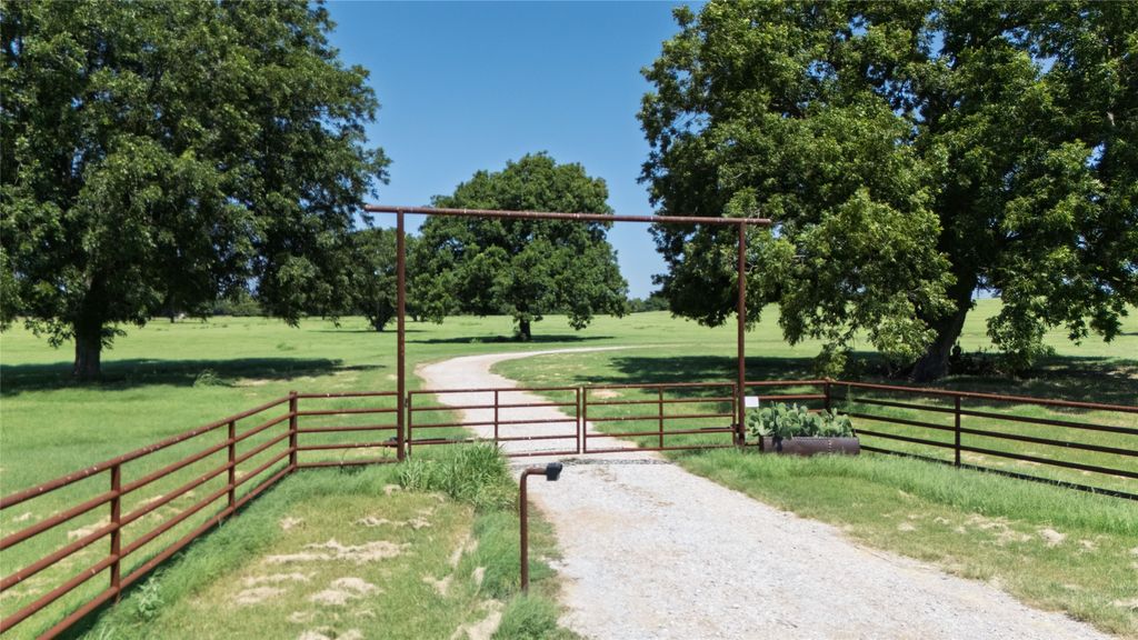 1370 Parker Dairy Road, Alvord, TX 76225
