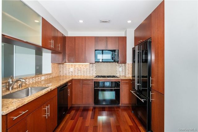 175 Huguenot Street 1802, New Rochelle, NY 10801