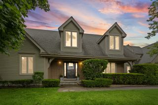 16 Old Barn Road, Hawthorn Woods, IL 60047