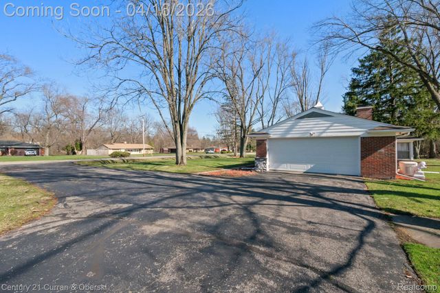 25335 Waycross, Southfield, MI 48033