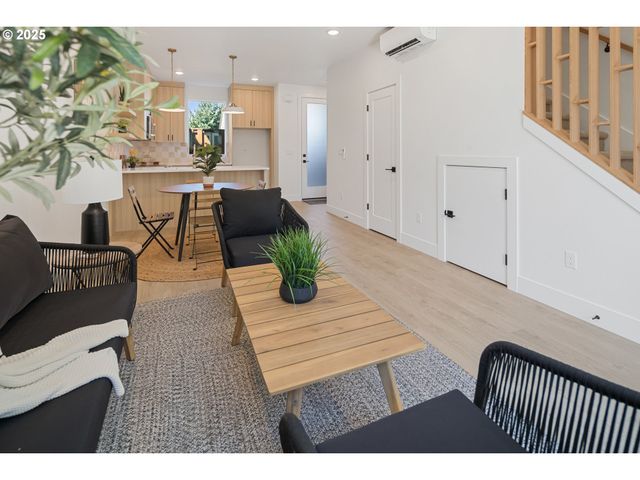 4510 Ne WYGANT St, Portland, OR 97218