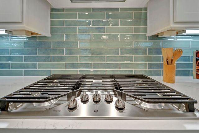 4 Caravelle Court, Galveston, TX 77554