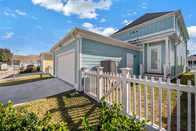 4 Caravelle Court, Galveston, TX 77554