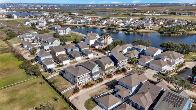 4 Caravelle Court, Galveston, TX 77554
