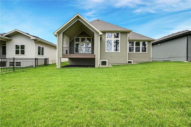 24916 W 98th Place, Lenexa, KS 66227