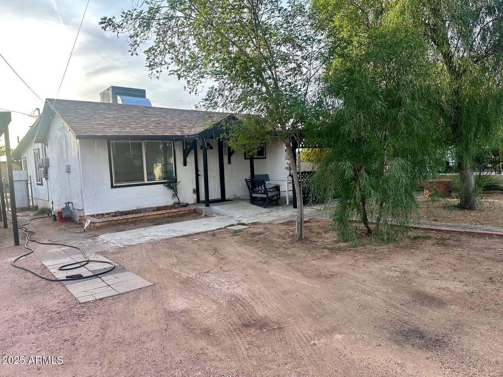 Image 1 of property listing at 326 N 39TH Drive N, Phoenix, AZ 85009