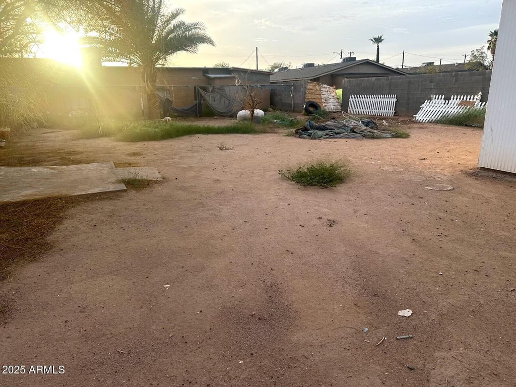 Image 11 of property listing at 326 N 39TH Drive N, Phoenix, AZ 85009