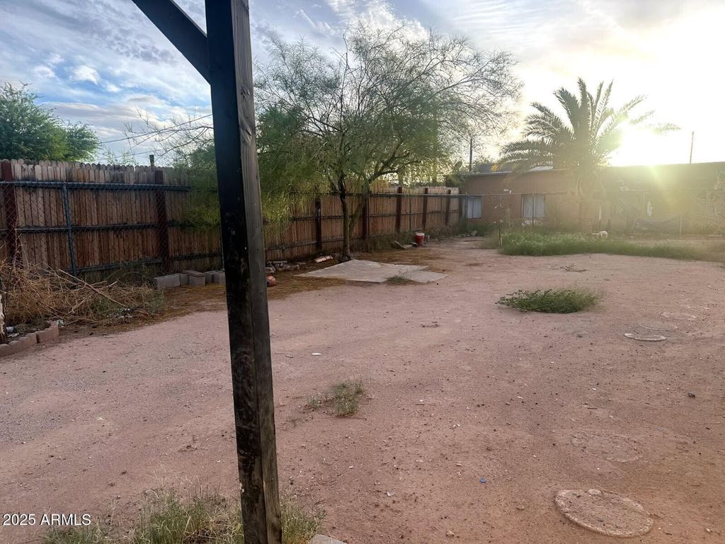 Image 13 of property listing at 326 N 39TH Drive N, Phoenix, AZ 85009