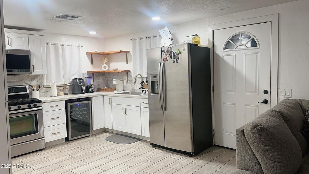 Image 2 of property listing at 326 N 39TH Drive N, Phoenix, AZ 85009