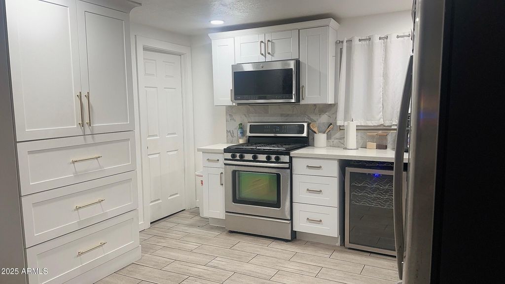 Image 3 of property listing at 326 N 39TH Drive N, Phoenix, AZ 85009