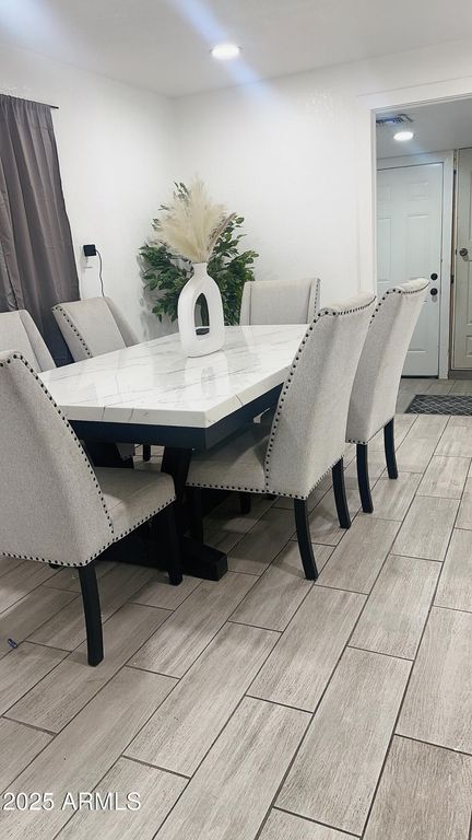 Image 4 of property listing at 326 N 39TH Drive N, Phoenix, AZ 85009