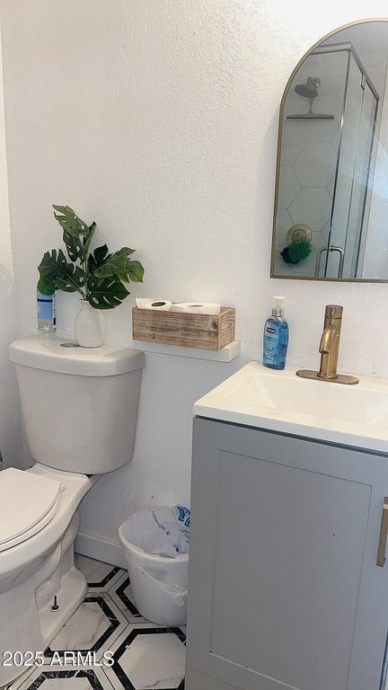 Image 5 of property listing at 326 N 39TH Drive N, Phoenix, AZ 85009