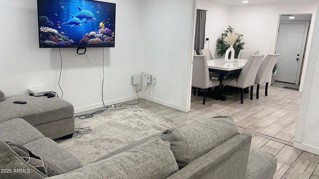 Image 7 of property listing at 326 N 39TH Drive N, Phoenix, AZ 85009