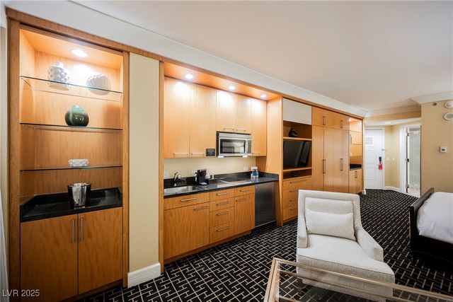 2000 North Fashion Show Drive 4302, Las Vegas, NV 89109