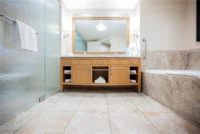 2000 North Fashion Show Drive 4302, Las Vegas, NV 89109