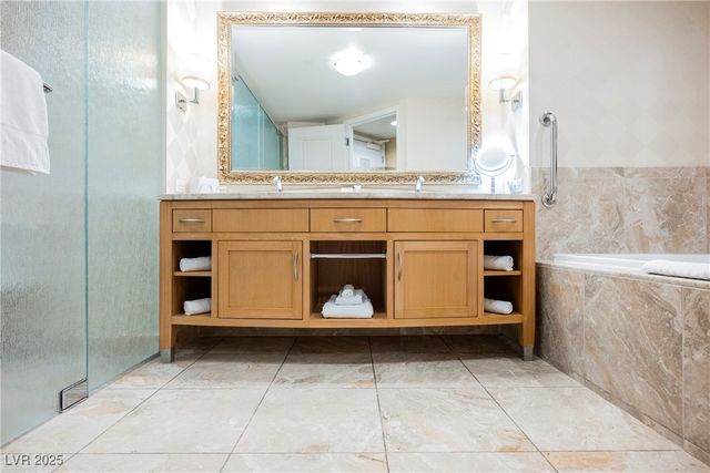 2000 North Fashion Show Drive 4302, Las Vegas, NV 89109