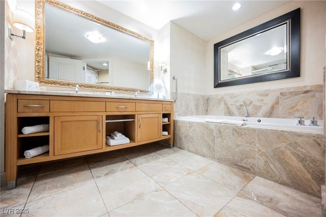 2000 North Fashion Show Drive 4302, Las Vegas, NV 89109