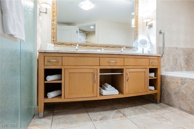 2000 North Fashion Show Drive 4302, Las Vegas, NV 89109