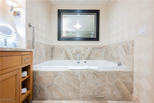 2000 North Fashion Show Drive 4302, Las Vegas, NV 89109