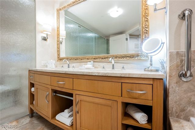 2000 North Fashion Show Drive 4302, Las Vegas, NV 89109