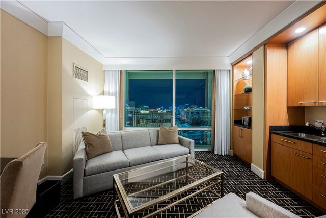 2000 North Fashion Show Drive 4302, Las Vegas, NV 89109