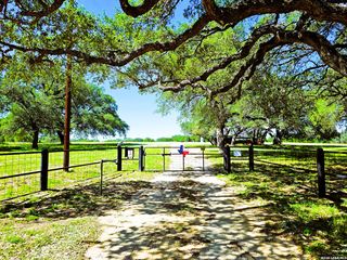799 COUNTY ROAD 6612, Devine, TX 78016