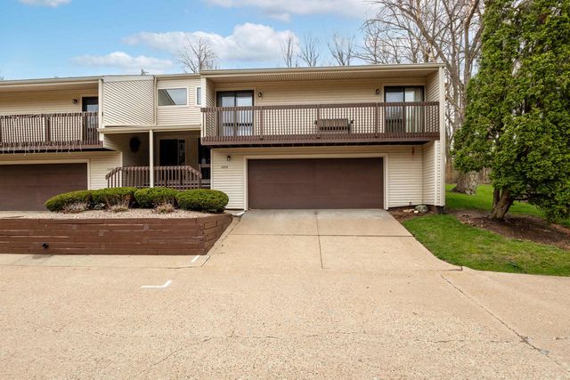 1208 35th Street Drive M, Moline, IL 61265