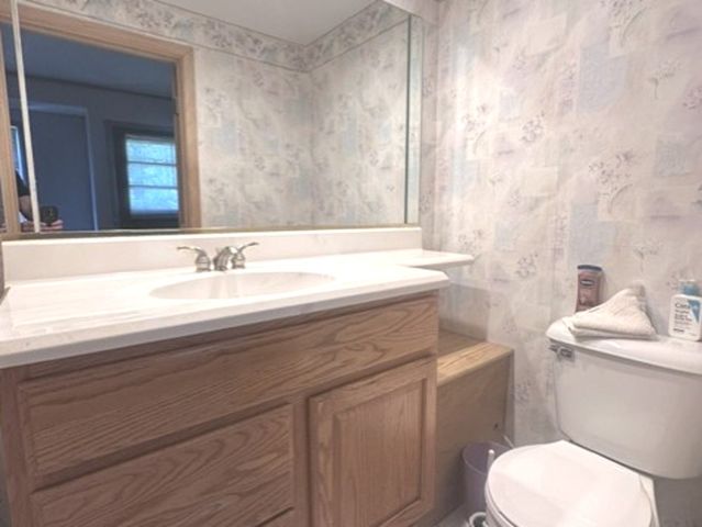 443 Glendale Road, Roselle, IL 60172