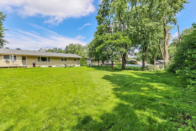 443 Glendale Road, Roselle, IL 60172