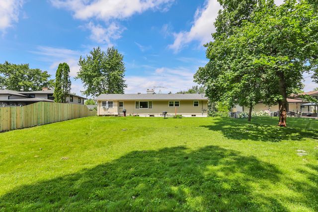 443 Glendale Road, Roselle, IL 60172
