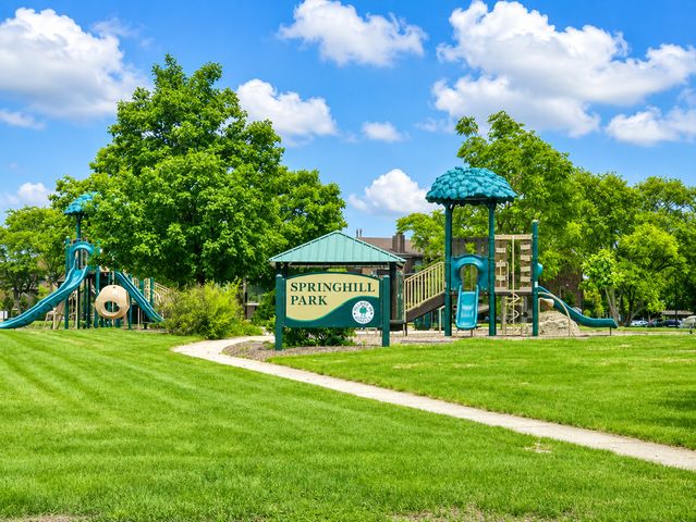 443 Glendale Road, Roselle, IL 60172