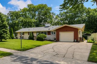 443 Glendale Road, Roselle, IL 60172