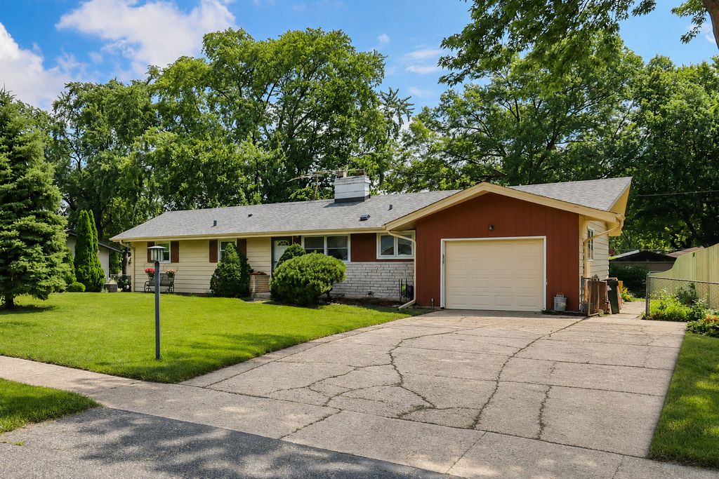 443 Glendale Road, Roselle, IL 60172
