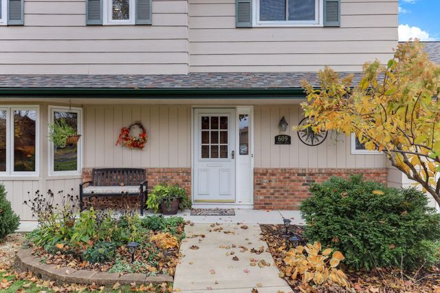 609 Chicago Drive, Burnsville, MN 55306