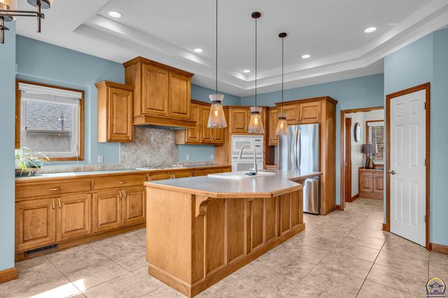 2608 SW Windermere CT, Topeka, KS 66614