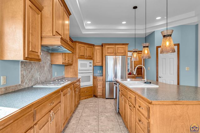 2608 SW Windermere CT, Topeka, KS 66614