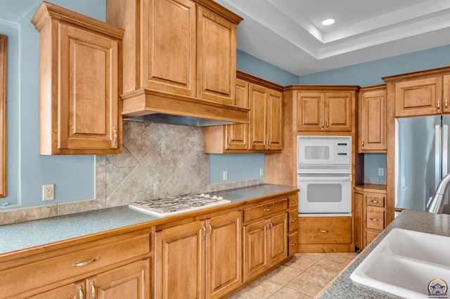 2608 SW Windermere CT, Topeka, KS 66614