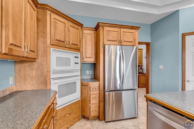 2608 SW Windermere CT, Topeka, KS 66614