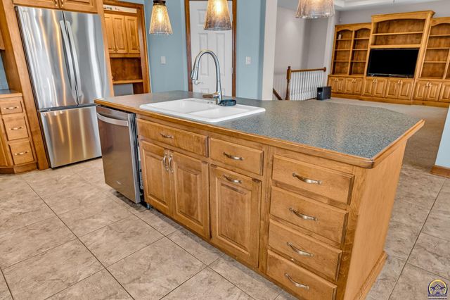 2608 SW Windermere CT, Topeka, KS 66614