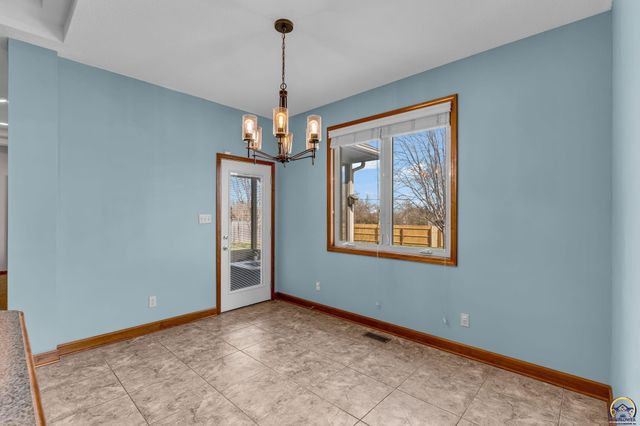 2608 SW Windermere CT, Topeka, KS 66614