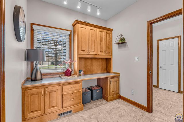 2608 SW Windermere CT, Topeka, KS 66614