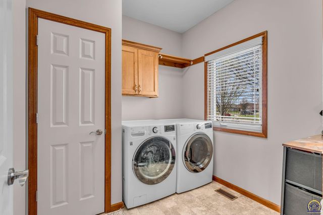 2608 SW Windermere CT, Topeka, KS 66614