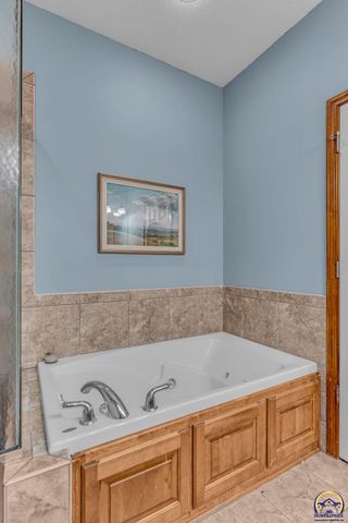 2608 SW Windermere CT, Topeka, KS 66614