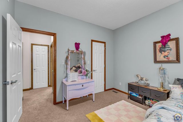 2608 SW Windermere CT, Topeka, KS 66614