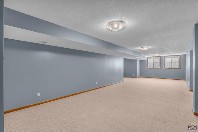 2608 SW Windermere CT, Topeka, KS 66614